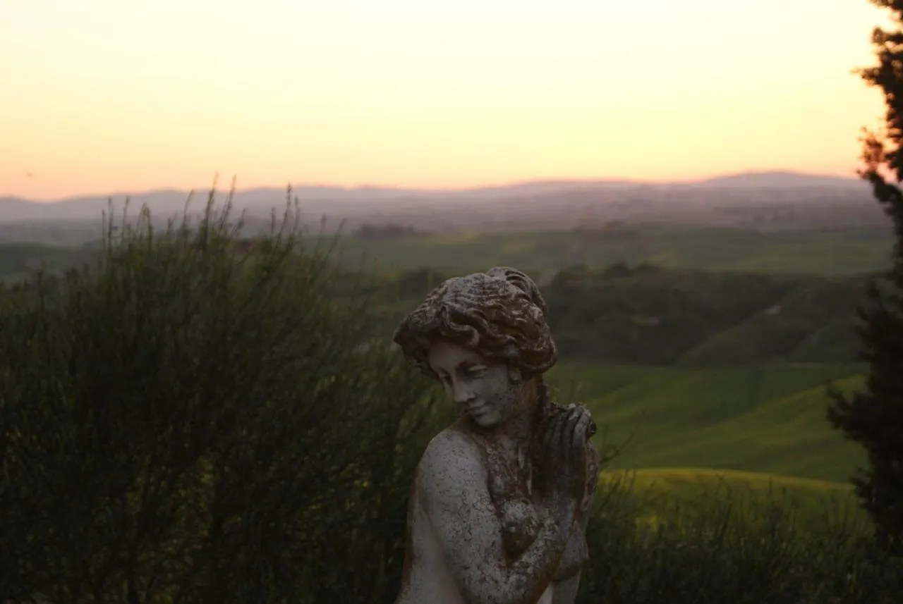 Tuscany Balcony: Crete Senesi Casetta 0*,
